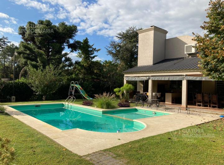 Casa · 200m² · 5 Ambientes · 2 Cocheras