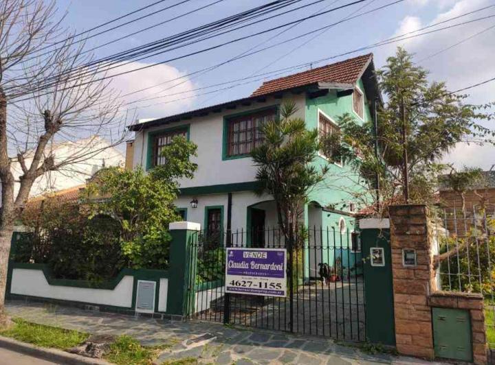 Casa · 230m² · 8 Ambientes · 2 Cocheras