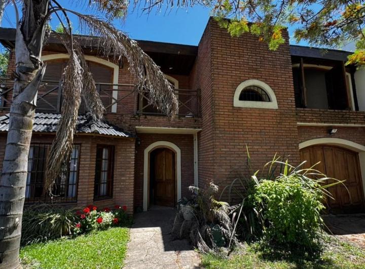 Casa · 160m² · 4 Ambientes · 3 Cocheras