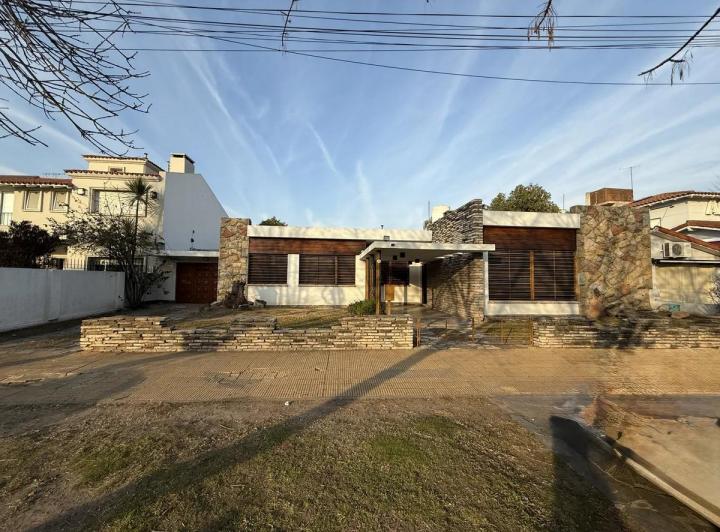 Casa · 250m² · 5 Ambientes · 1 Cochera