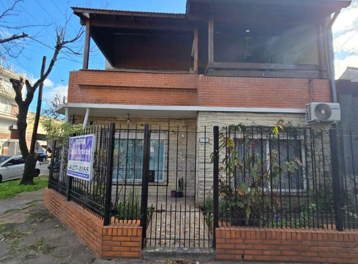 Casa · 220m² · 4 Ambientes · 2 Cocheras