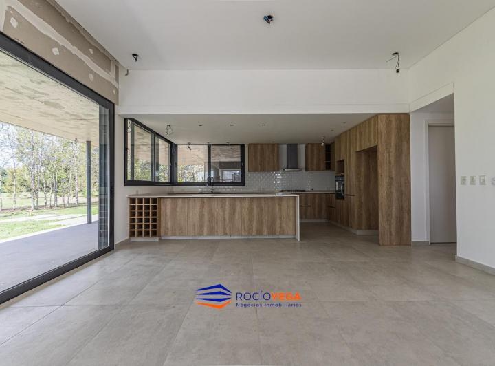 Casa · 207m² · 4 Ambientes · 2 Cocheras
