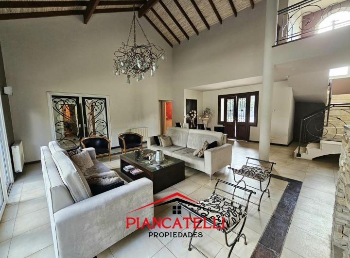 Casa · 1500m² · 6 Ambientes