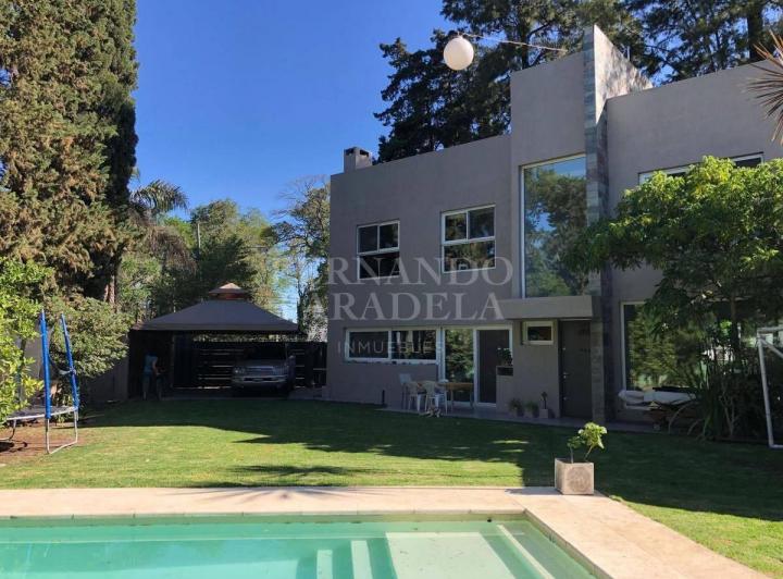 Casa · 300m² · 4 Ambientes · 2 Cocheras