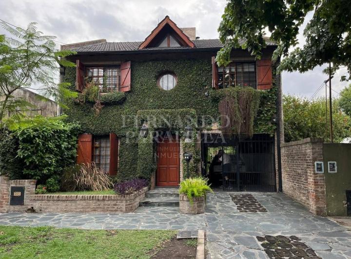 Casa · 220m² · 5 Ambientes · 2 Cocheras