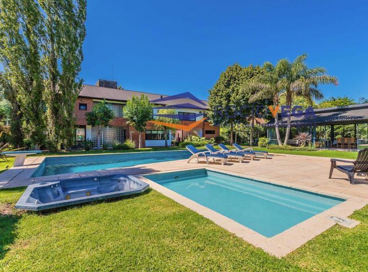 Casa · 590m² · 3 Dormitorios · 1 Cochera