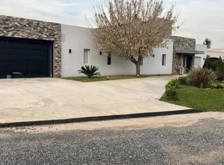 Casa · 493m² · 4 Ambientes · 1 Cochera