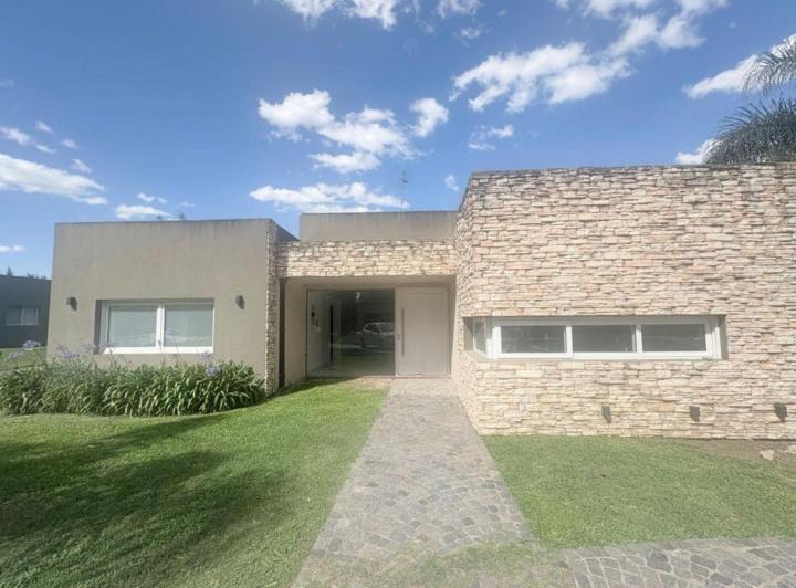Casa · 180m² · 3 Ambientes · 2 Cocheras