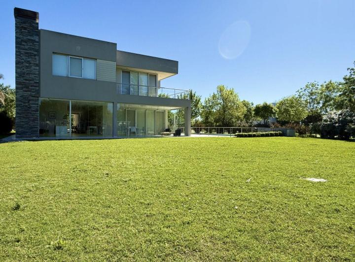 Casa · 557m² · 7 Ambientes · 4 Cocheras