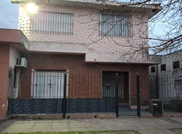 Casa · 180m² · 8 Ambientes · 1 Cochera