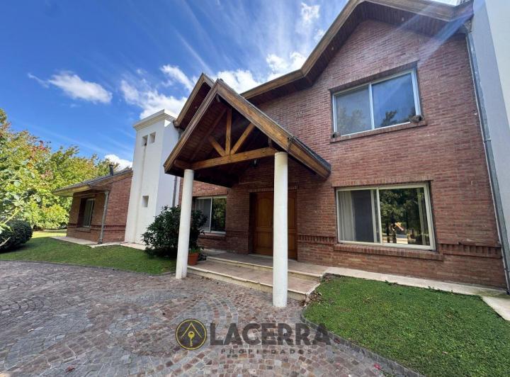 Casa · 350m² · 6 Ambientes · 4 Cocheras