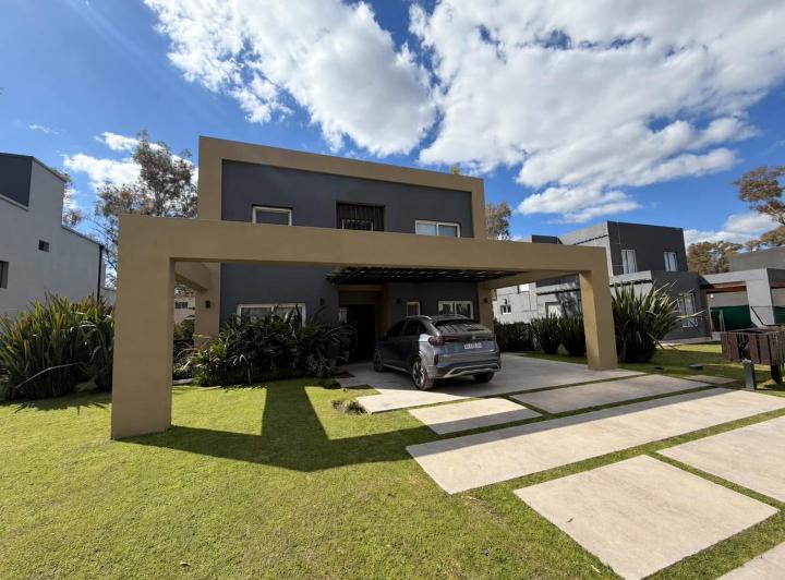 Casa · 184m² · 5 Ambientes · 4 Cocheras