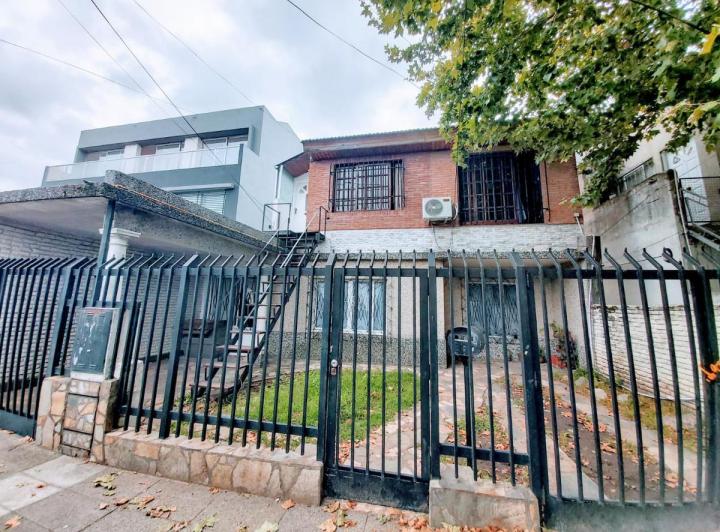 Casa · 6 Ambientes · 2 Cocheras