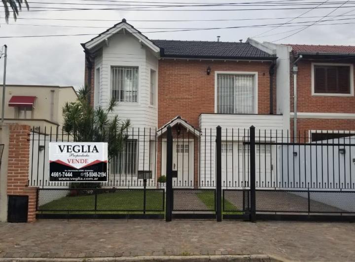 Casa · 250m² · 4 Ambientes · 2 Cocheras