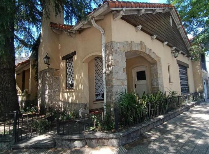 Casa · 244m² · 6 Ambientes · 1 Cochera