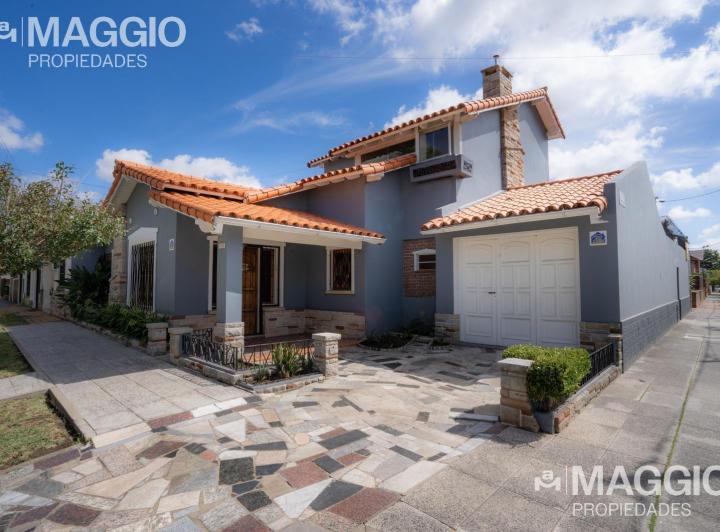 Casa · 230m² · 4 Ambientes · 2 Cocheras