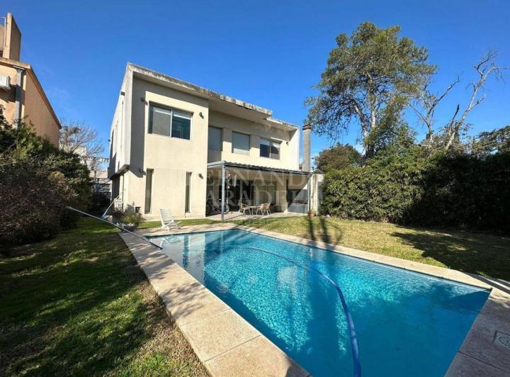 Casa · 240m² · 4 Ambientes