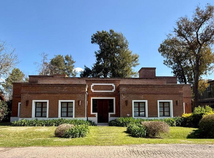 Casa · 375m² · 6 Ambientes · 1 Cochera