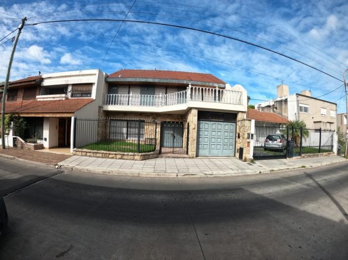 Casa · 230m² · 4 Ambientes · 2 Cocheras