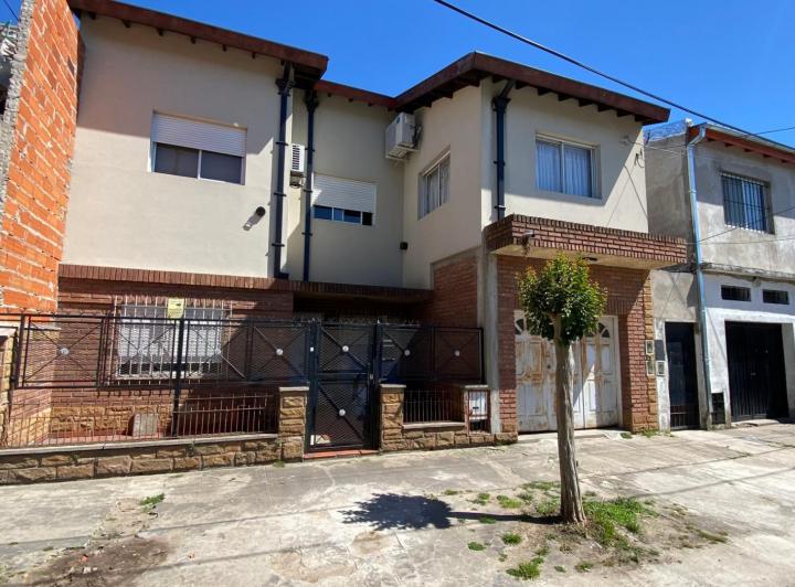 Casa · 200m² · 5 Ambientes · 1 Cochera