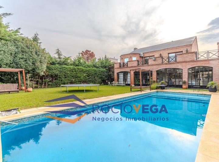 Casa · 380m² · 6 Ambientes · 2 Cocheras