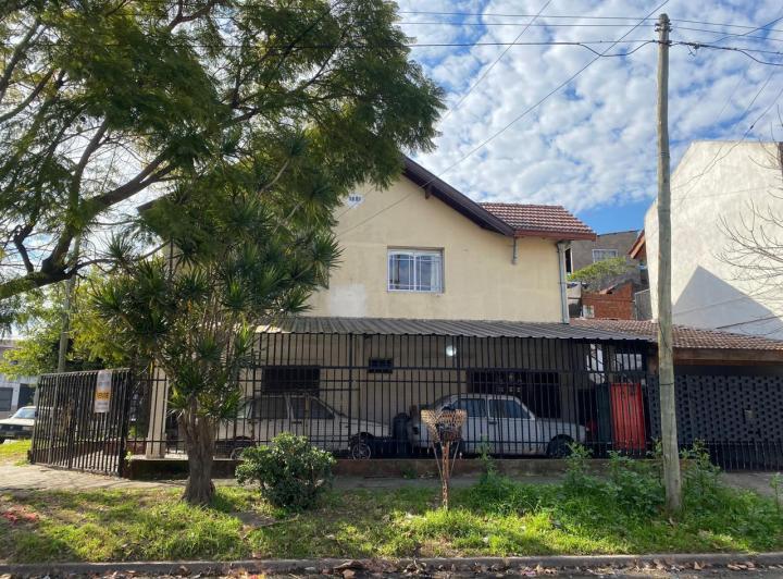 Casa · 286m² · 8 Dormitorios · 2 Cocheras