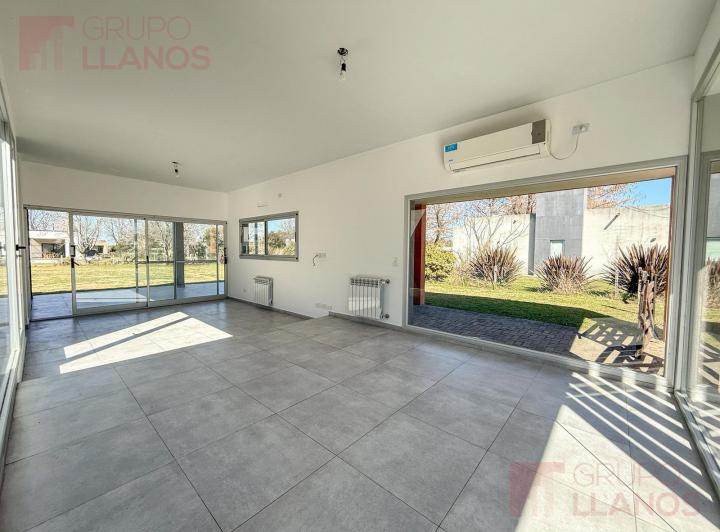 Casa · 121m² · 4 Ambientes · 2 Cocheras
