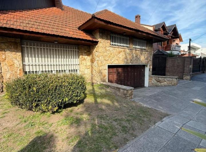 Casa · 258m² · 5 Ambientes · 3 Cocheras