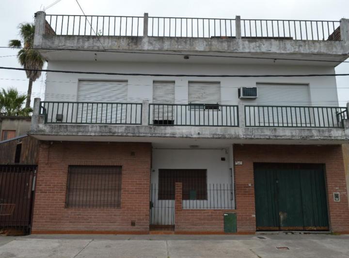Casa · 220m² · 4 Ambientes · 3 Cocheras