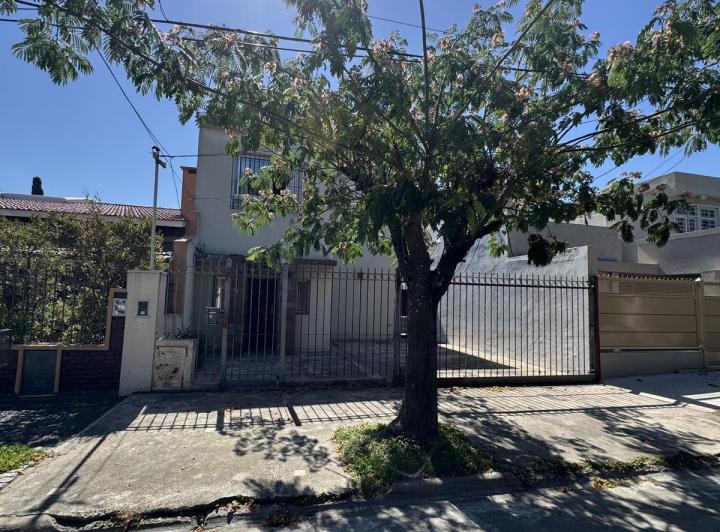 Casa · 5 Ambientes · 1 Cochera
