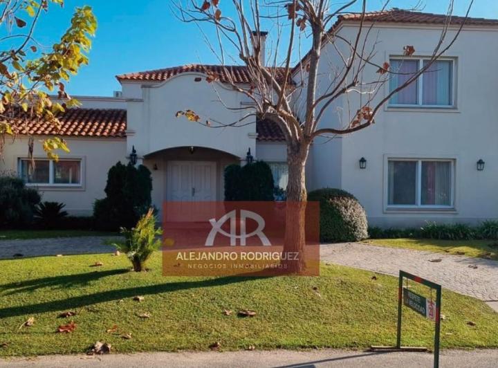 Casa · 332m² · 3 Dormitorios · 3 Cocheras