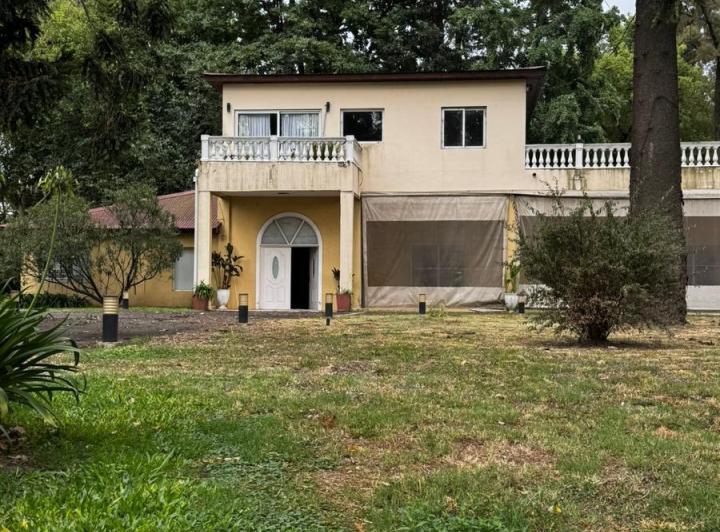 Casa · 811m² · 10 Ambientes · 1 Cochera