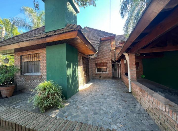 Casa · 211m² · 5 Ambientes · 2 Cocheras