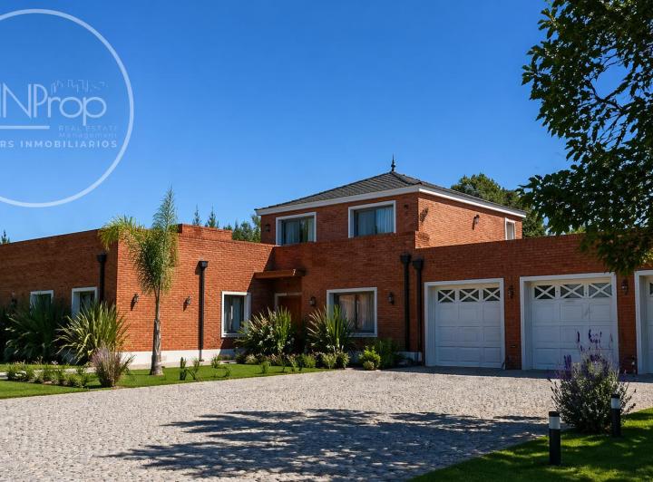 Casa · 560m² · 7 Ambientes · 4 Cocheras