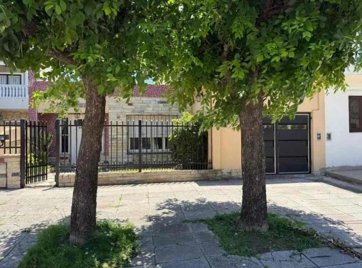 Casa · 200m² · 5 Ambientes · 1 Cochera