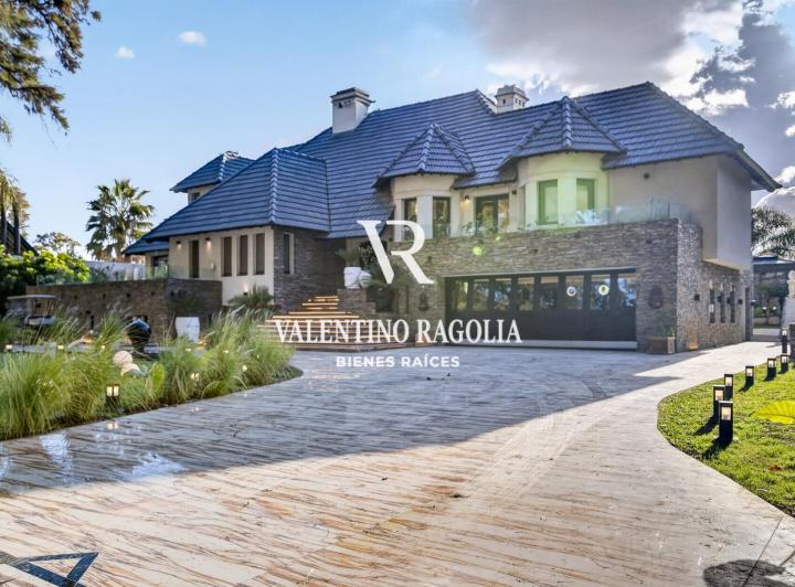 Casa · 815m² · 9 Ambientes · 4 Cocheras