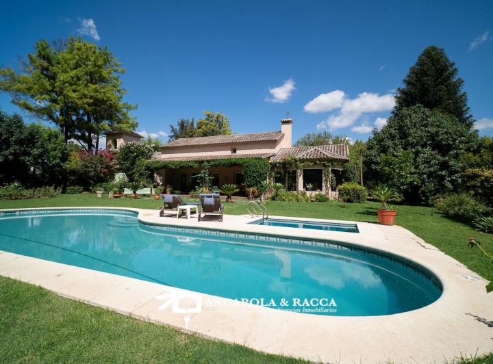 Casa · 392m² · 7 Ambientes · 1 Cochera