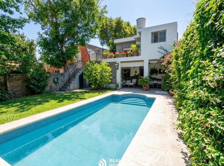Casa · 200m² · 7 Ambientes · 3 Cocheras