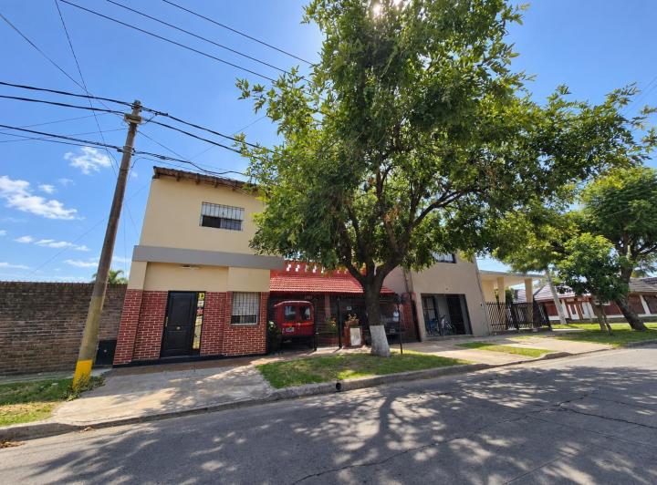 Casa · 198m² · 6 Ambientes · 2 Cocheras