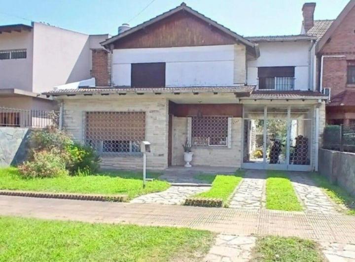 Casa · 200m² · 6 Ambientes · 2 Cocheras