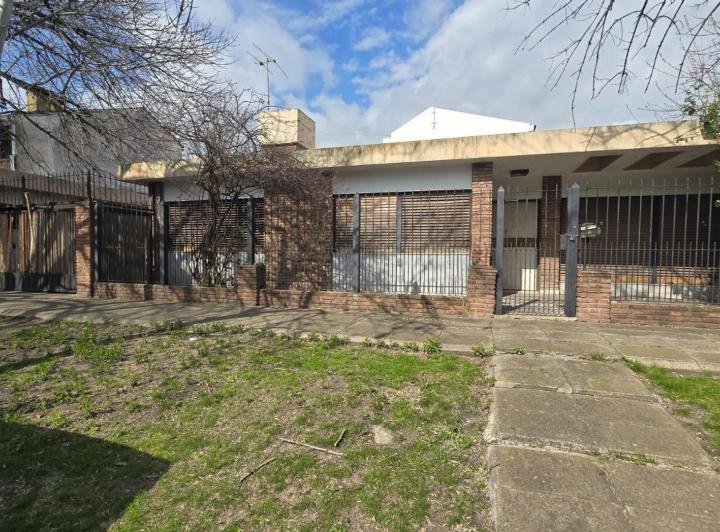Casa · 100m² · 4 Ambientes · 3 Cocheras