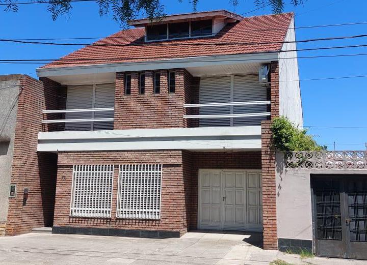 Casa · 375m² · 5 Ambientes · 4 Cocheras