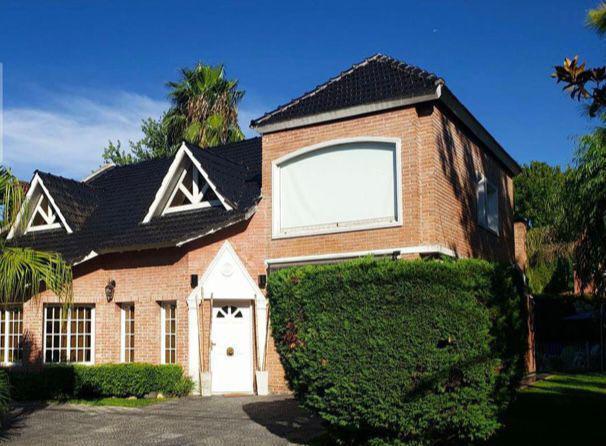 Casa · 230m² · 5 Ambientes · 3 Cocheras