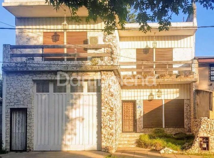 Casa · 210m² · 5 Ambientes · 3 Cocheras