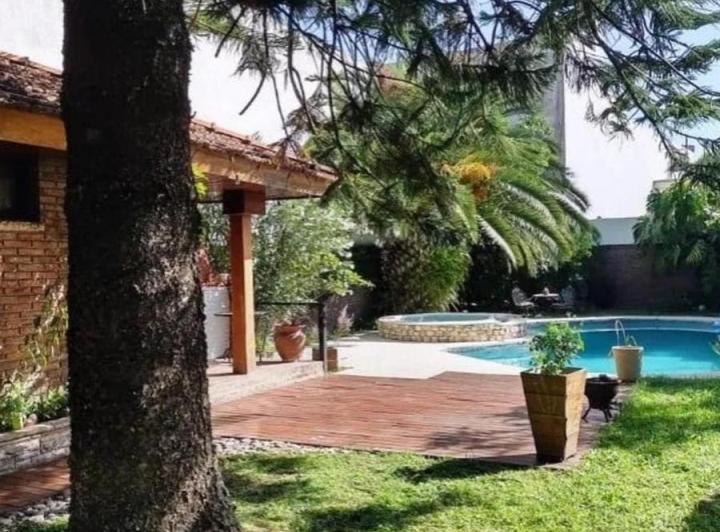 Casa · 236m² · 6 Ambientes · 3 Cocheras