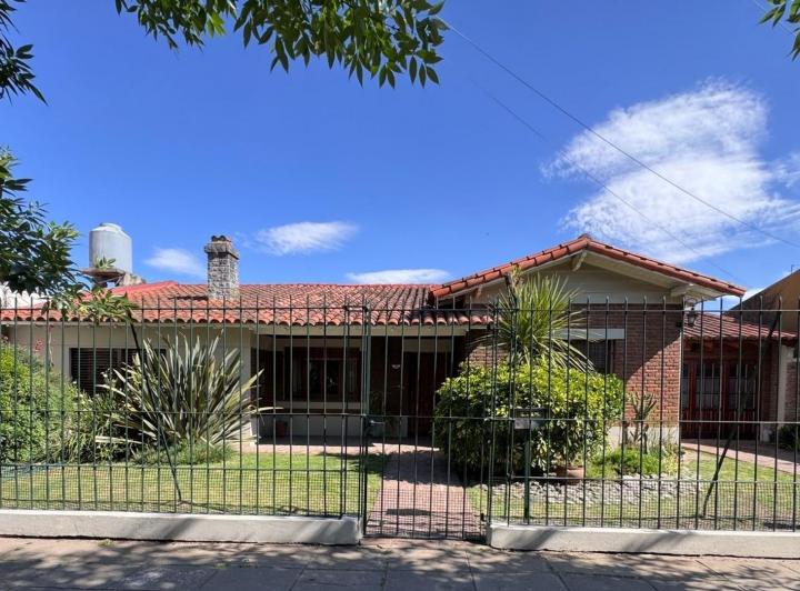Casa · 180m² · 4 Ambientes · 2 Cocheras