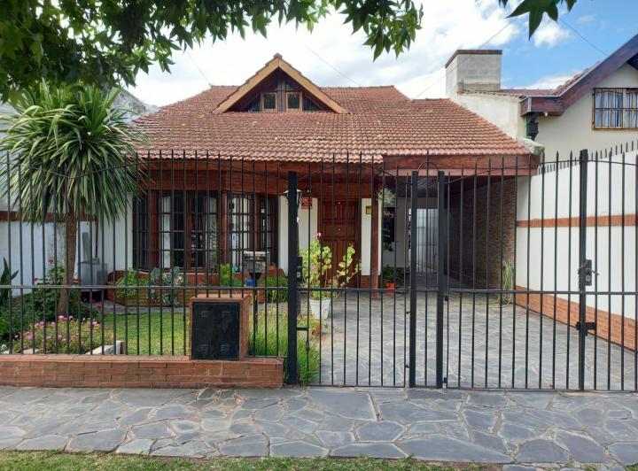 Casa · 120m² · 4 Ambientes · 2 Cocheras