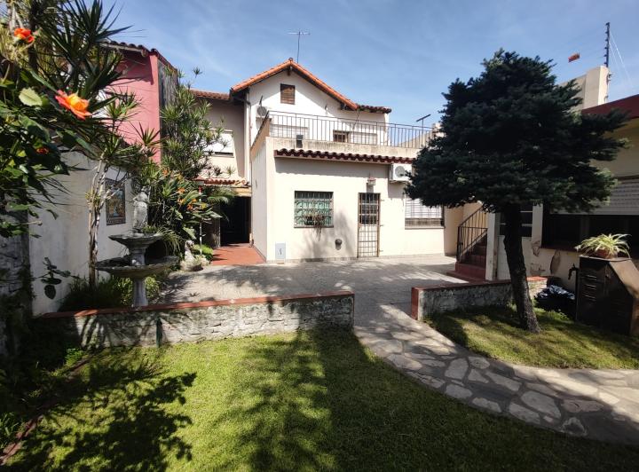 Casa · 254m² · 7 Ambientes · 1 Cochera