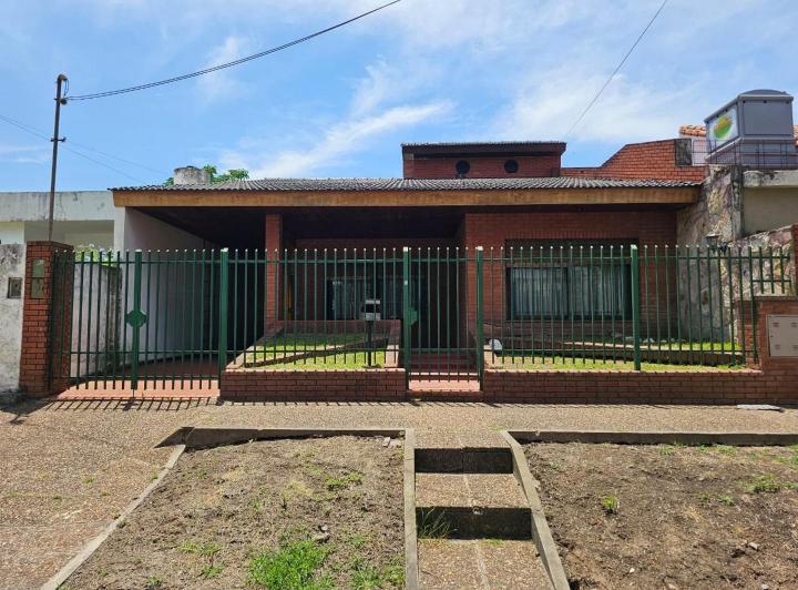 Casa · 240m² · 4 Ambientes · 2 Cocheras