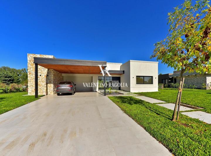 Casa · 241m² · 5 Ambientes · 2 Cocheras